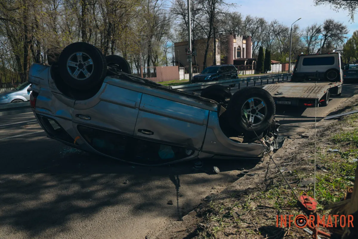 У Дніпрі на Криворізькій Skoda повисла на відбійнику, а Kia перекинулась на дах: фото з місць ДТП 25
