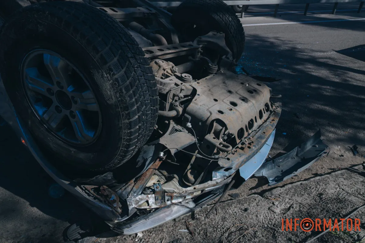 У Дніпрі на Криворізькій Skoda повисла на відбійнику, а Kia перекинулась на дах: фото з місць ДТП 15