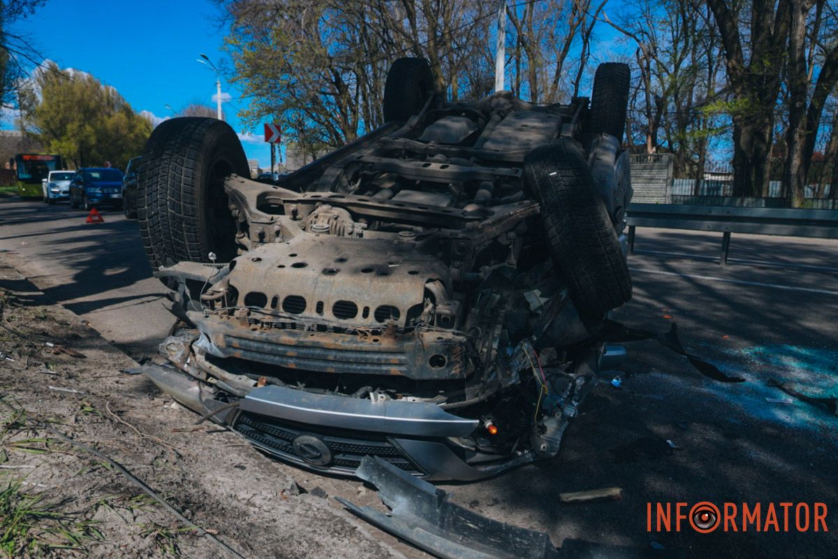 У Дніпрі на Криворізькій Skoda повисла на відбійнику, а Kia перекинулась на дах: фото з місць ДТП 17