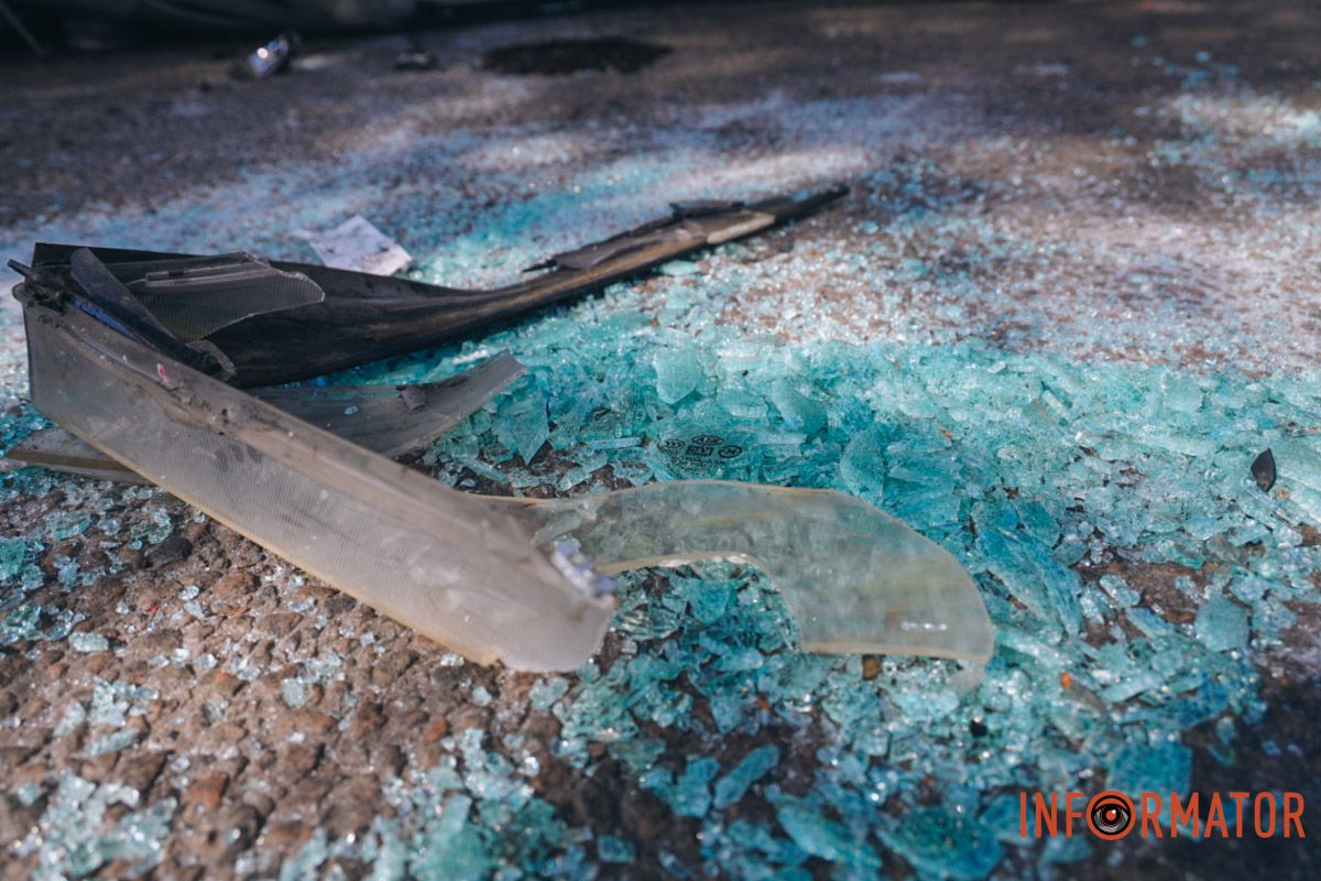 У Дніпрі на Криворізькій Skoda повисла на відбійнику, а Kia перекинулась на дах: фото з місць ДТП 22