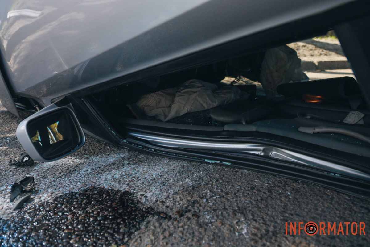 У Дніпрі на Криворізькій Skoda повисла на відбійнику, а Kia перекинулась на дах: фото з місць ДТП 19