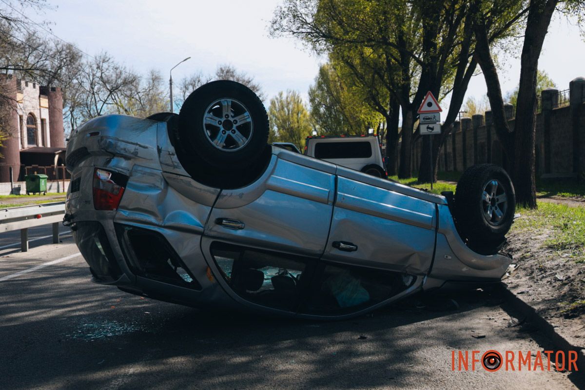 У Дніпрі на Криворізькій Skoda повисла на відбійнику, а Kia перекинулась на дах: фото з місць ДТП 14