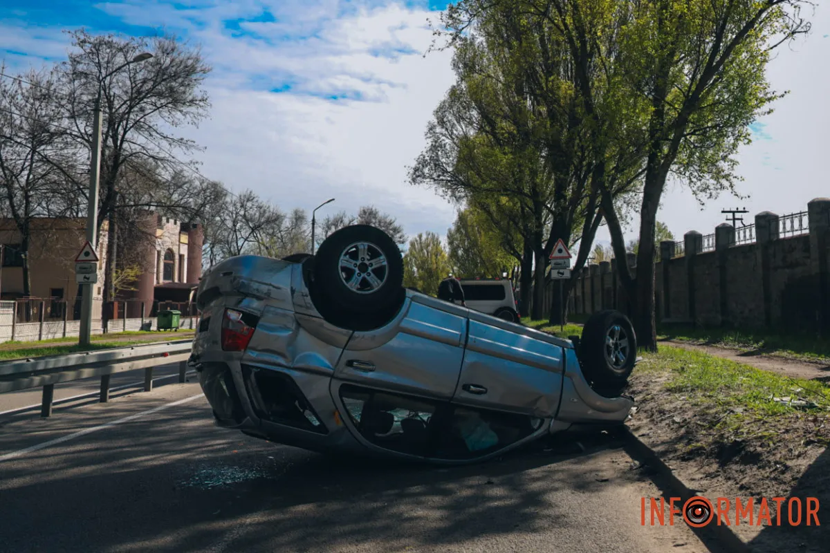 У Дніпрі на Криворізькій Skoda повисла на відбійнику, а Kia перекинулась на дах: фото з місць ДТП 21