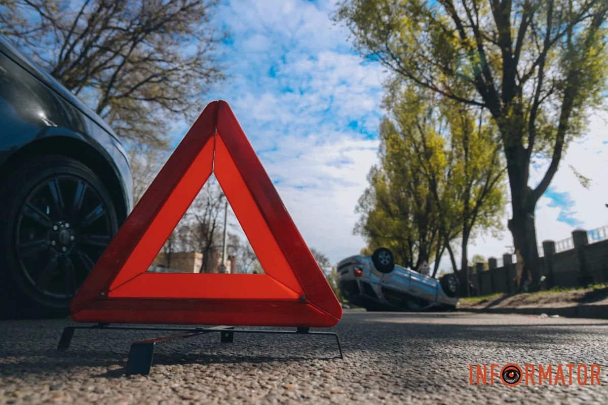 У Дніпрі на Криворізькій Skoda повисла на відбійнику, а Kia перекинулась на дах: фото з місць ДТП 16