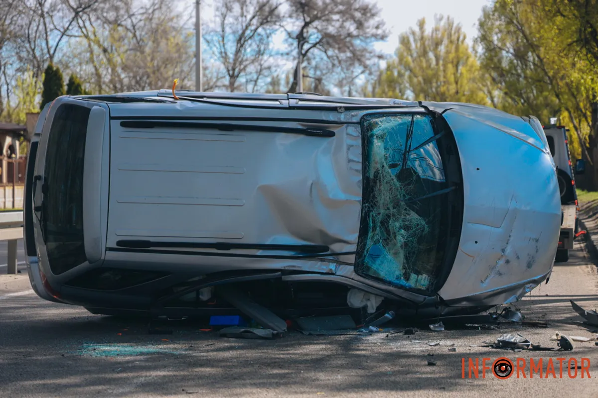 У Дніпрі на Криворізькій Skoda повисла на відбійнику, а Kia перекинулась на дах: фото з місць ДТП 26