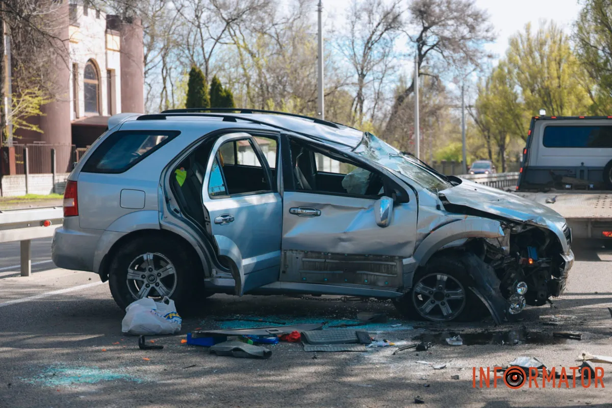 У Дніпрі на Криворізькій Skoda повисла на відбійнику, а Kia перекинулась на дах: фото з місць ДТП 27