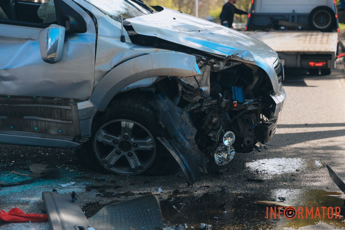 У Дніпрі на Криворізькій Skoda повисла на відбійнику, а Kia перекинулась на дах: фото з місць ДТП 28
