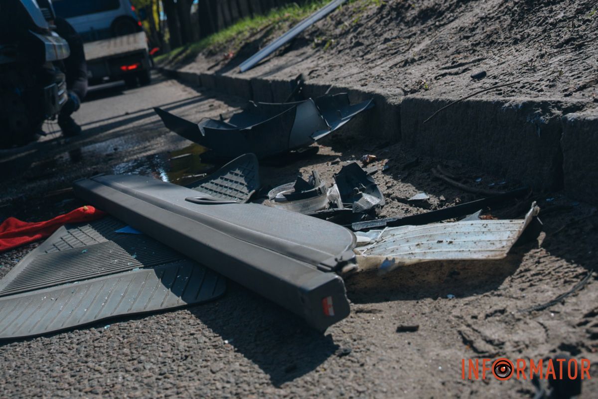 У Дніпрі на Криворізькій Skoda повисла на відбійнику, а Kia перекинулась на дах: фото з місць ДТП 18