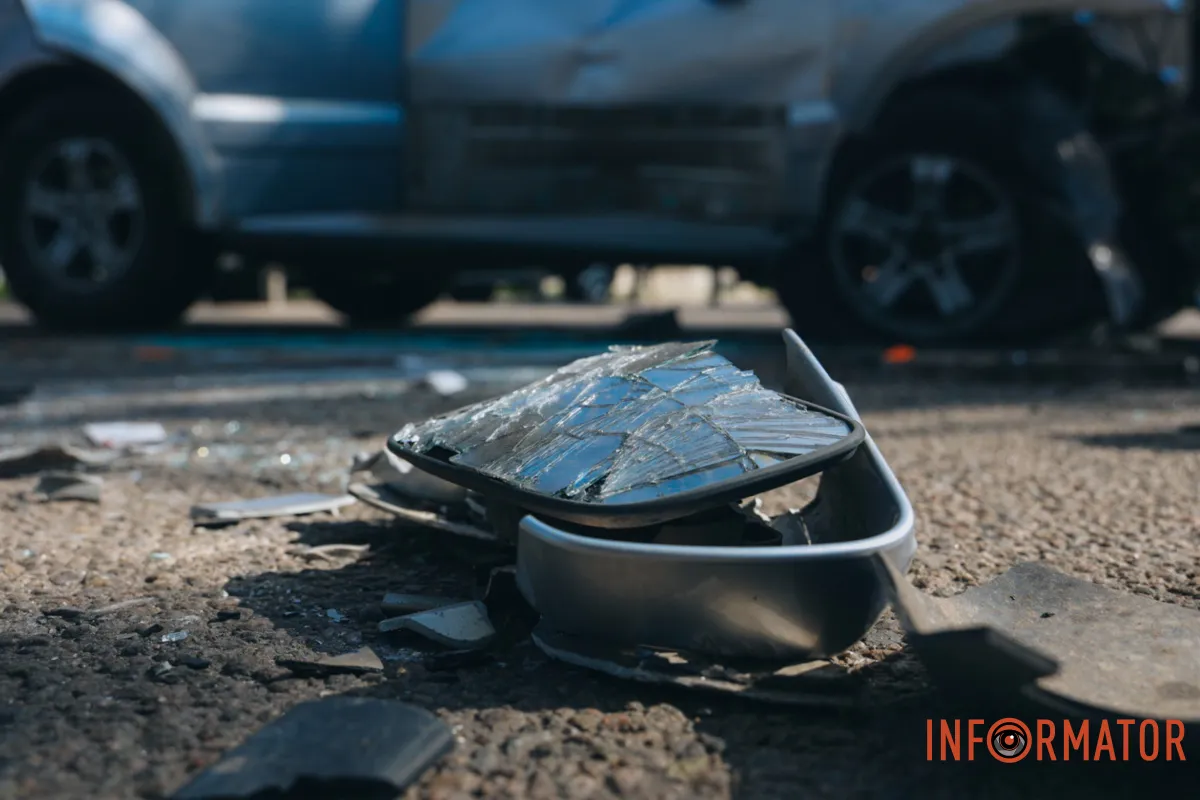 У Дніпрі на Криворізькій Skoda повисла на відбійнику, а Kia перекинулась на дах: фото з місць ДТП 24