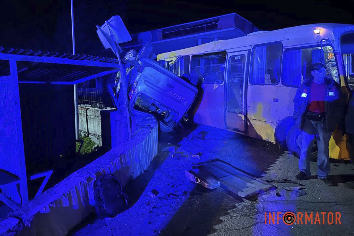 Потрощений автобус та перекинуті авто: неподалік від Дніпра сталися 2 серйозні ДТП 1