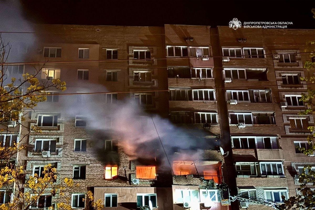 Підступно вночі росіяни поцілили БпЛА по 13-поверхівці у Дніпрі: фото з місць атак 14
