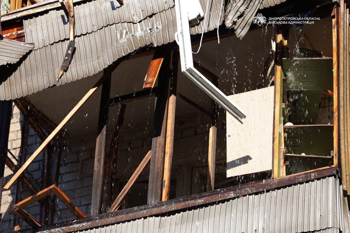 Підступно вночі росіяни поцілили БпЛА по 13-поверхівці у Дніпрі: фото з місць атак 12