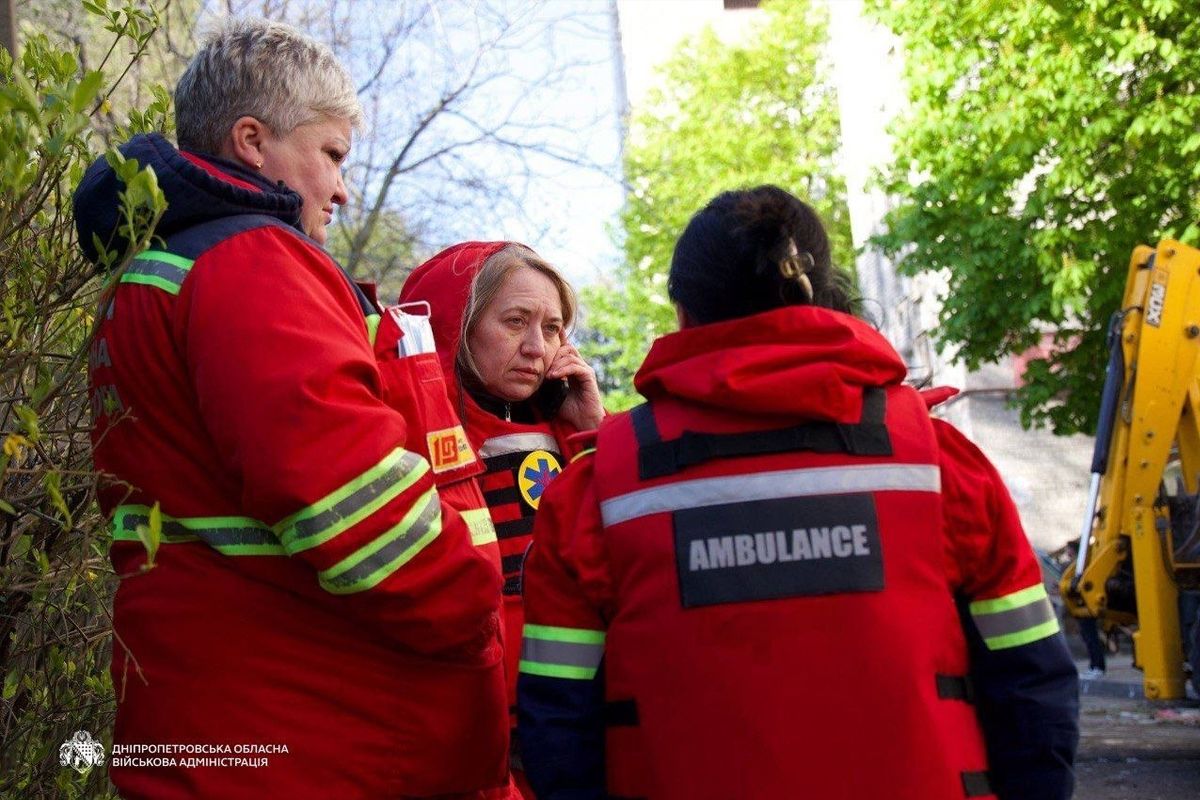 Підступно вночі росіяни поцілили БпЛА по 13-поверхівці у Дніпрі: фото з місць атак 11