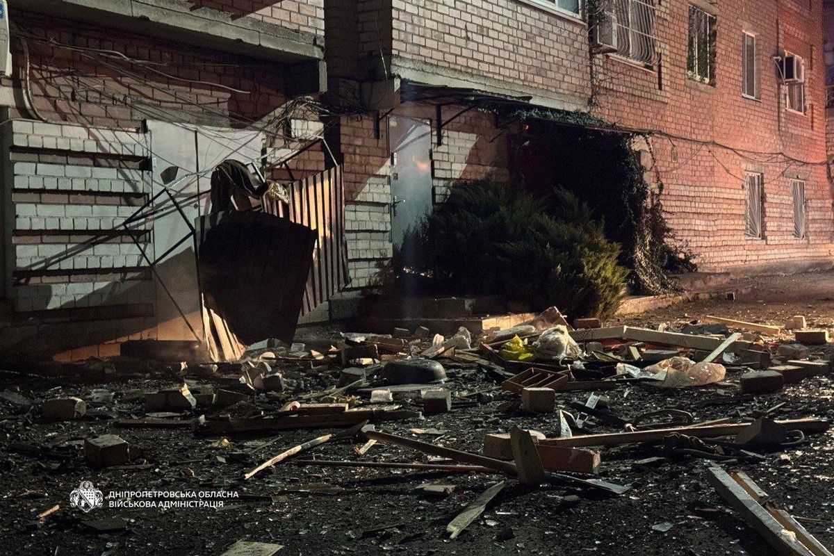 Підступно вночі росіяни поцілили БпЛА по 13-поверхівці у Дніпрі: фото з місць атак 4