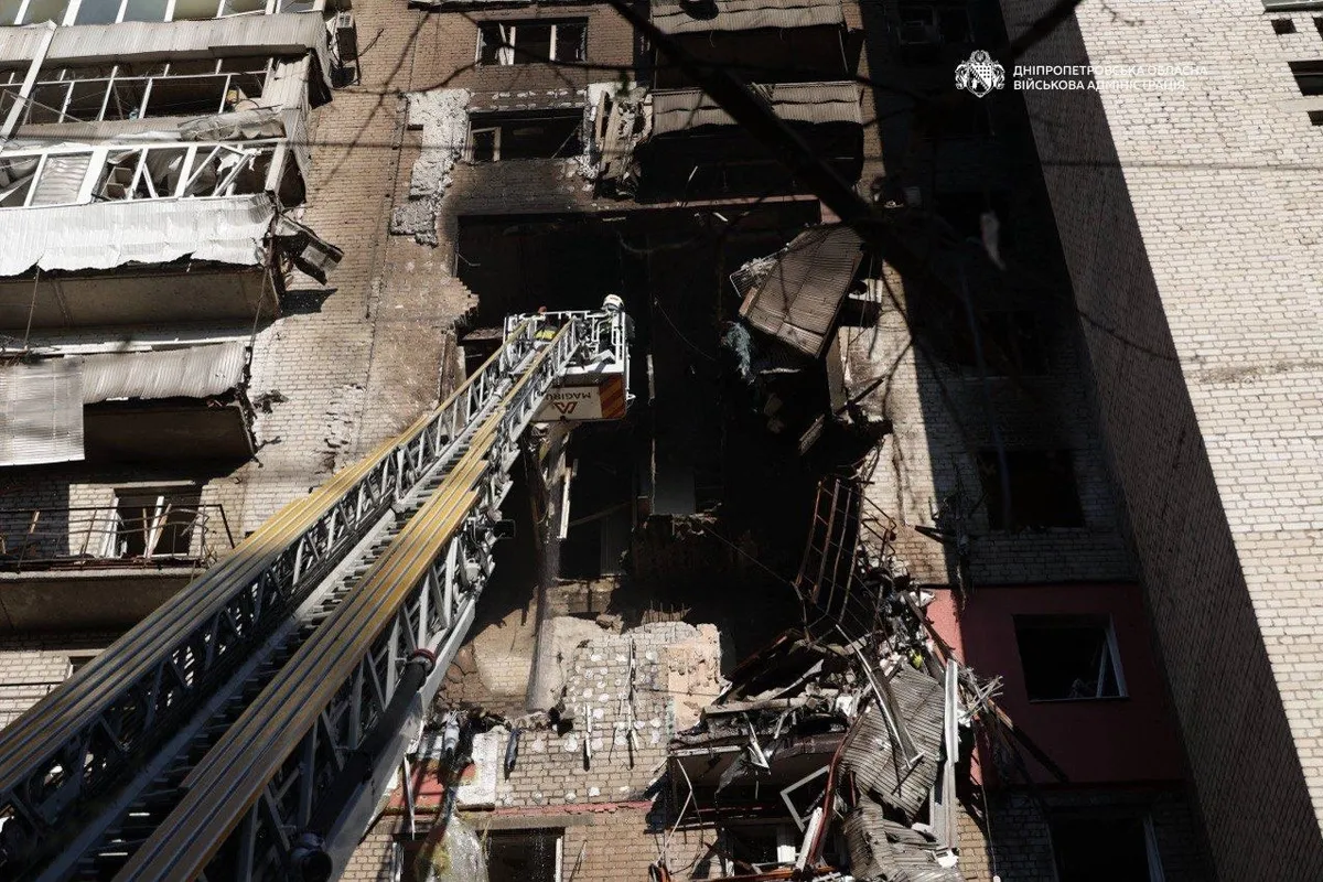 Підступно вночі росіяни поцілили БпЛА по 13-поверхівці у Дніпрі: фото з місць атак 7