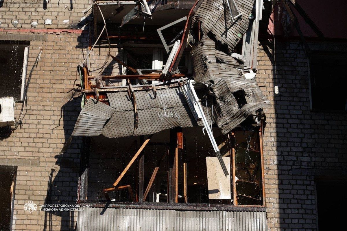 Підступно вночі росіяни поцілили БпЛА по 13-поверхівці у Дніпрі: фото з місць атак 8