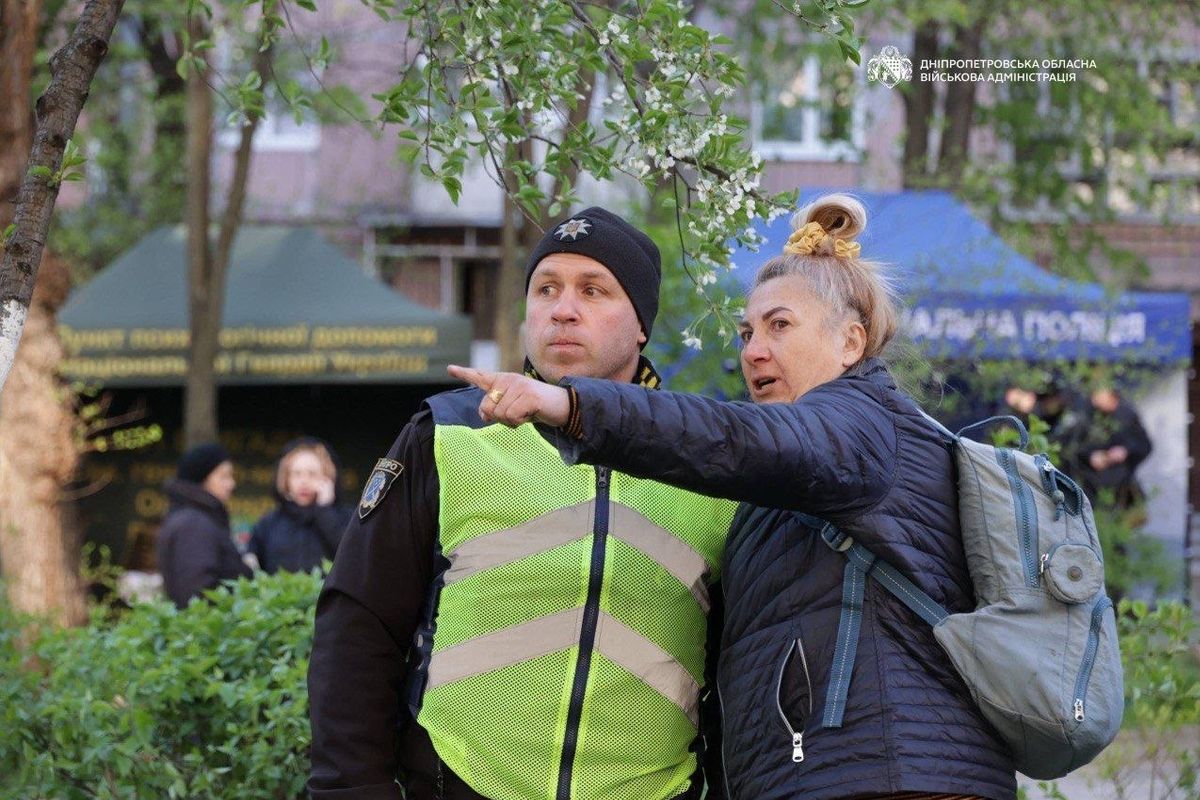 Підступно вночі росіяни поцілили БпЛА по 13-поверхівці у Дніпрі: фото з місць атак 9