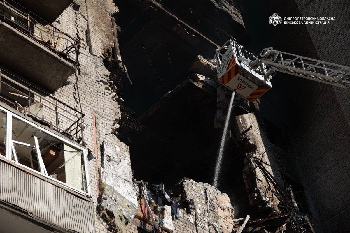 Підступно вночі росіяни поцілили БпЛА по 13-поверхівці у Дніпрі: фото з місць атак 10