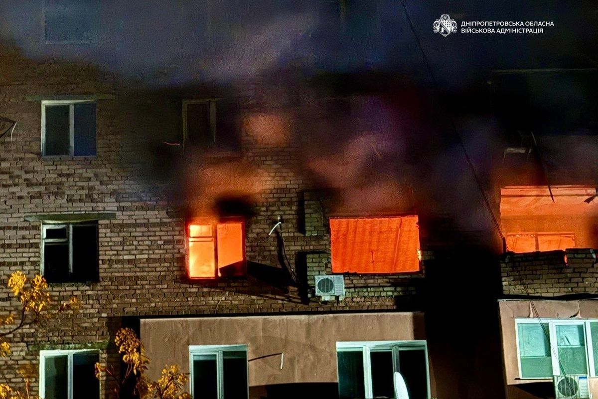 Підступно вночі росіяни поцілили БпЛА по 13-поверхівці у Дніпрі: фото з місць атак 5