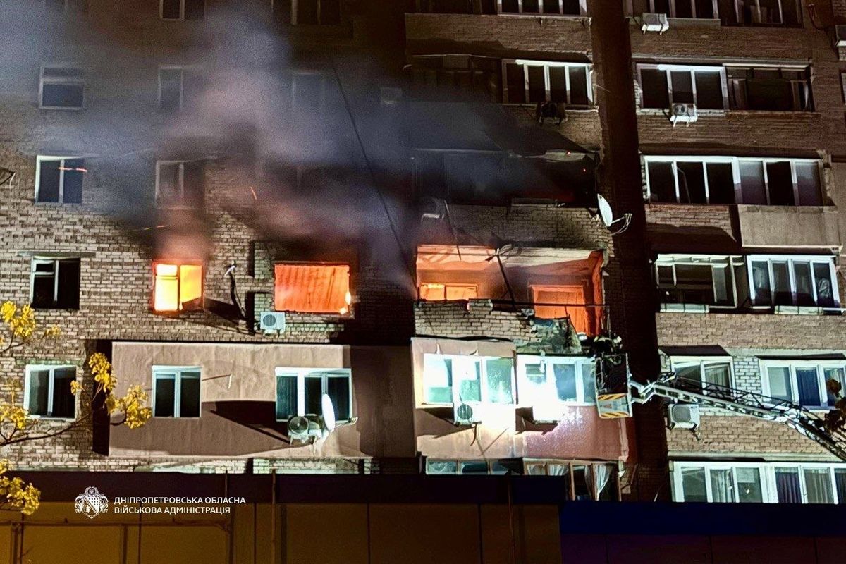 Підступно вночі росіяни поцілили БпЛА по 13-поверхівці у Дніпрі: фото з місць атак 3