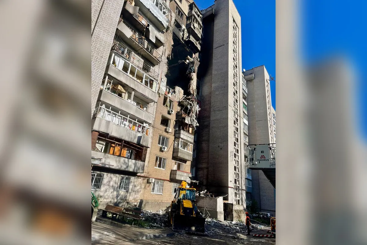 У Дніпрі внаслідок нічної ворожої атаки зруйновано частину багатоповерхівки в центрі міста