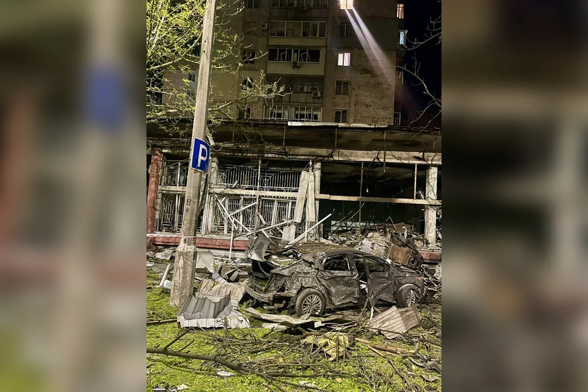 Також пошкоджено виставковий центр Спілки художників України та магазин музичних інструментів