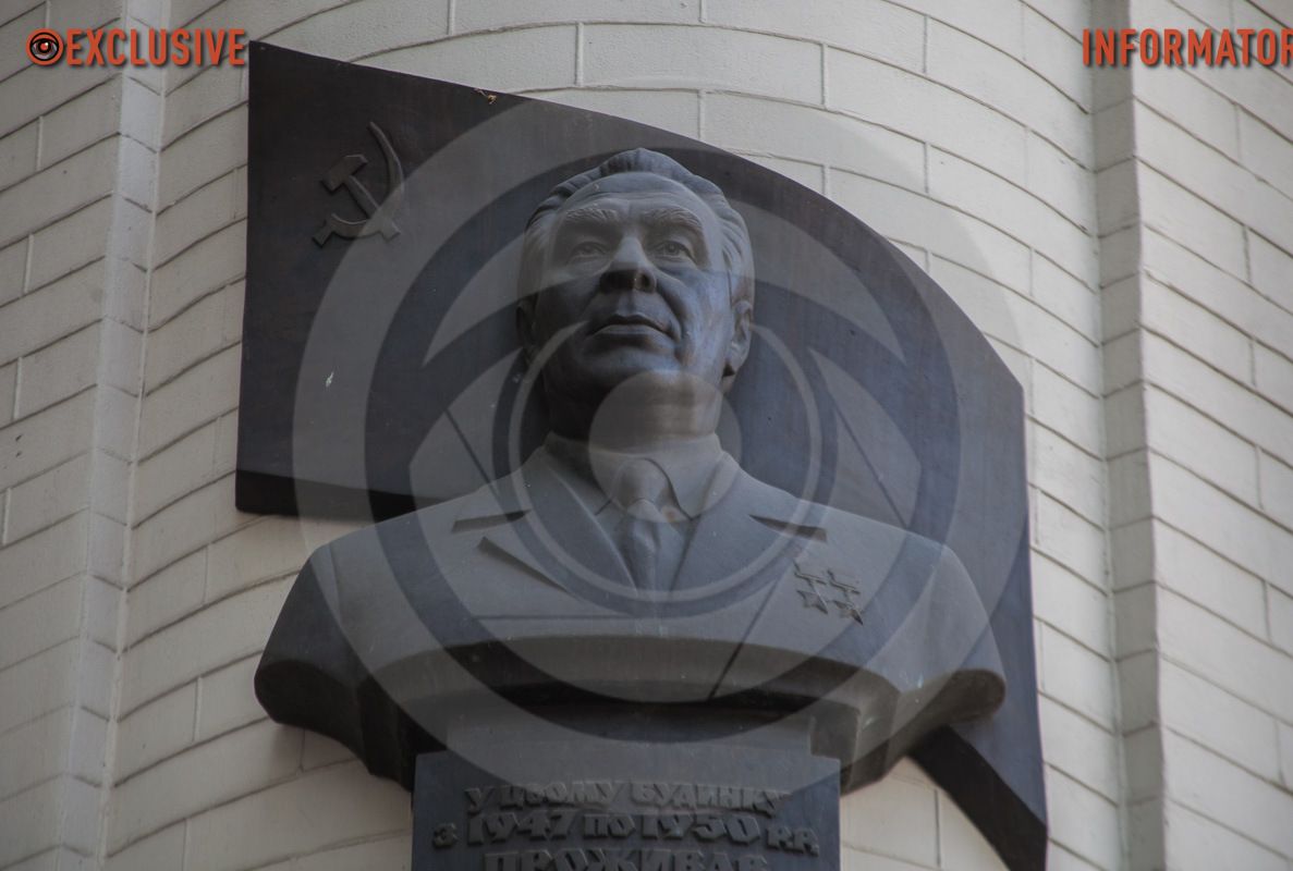 У Дніпрі демонтували барельєф з Леонідом Брежнєвим 1