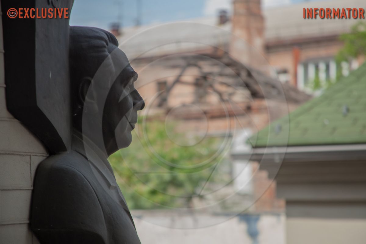 У Дніпрі демонтували барельєф з Леонідом Брежнєвим 3