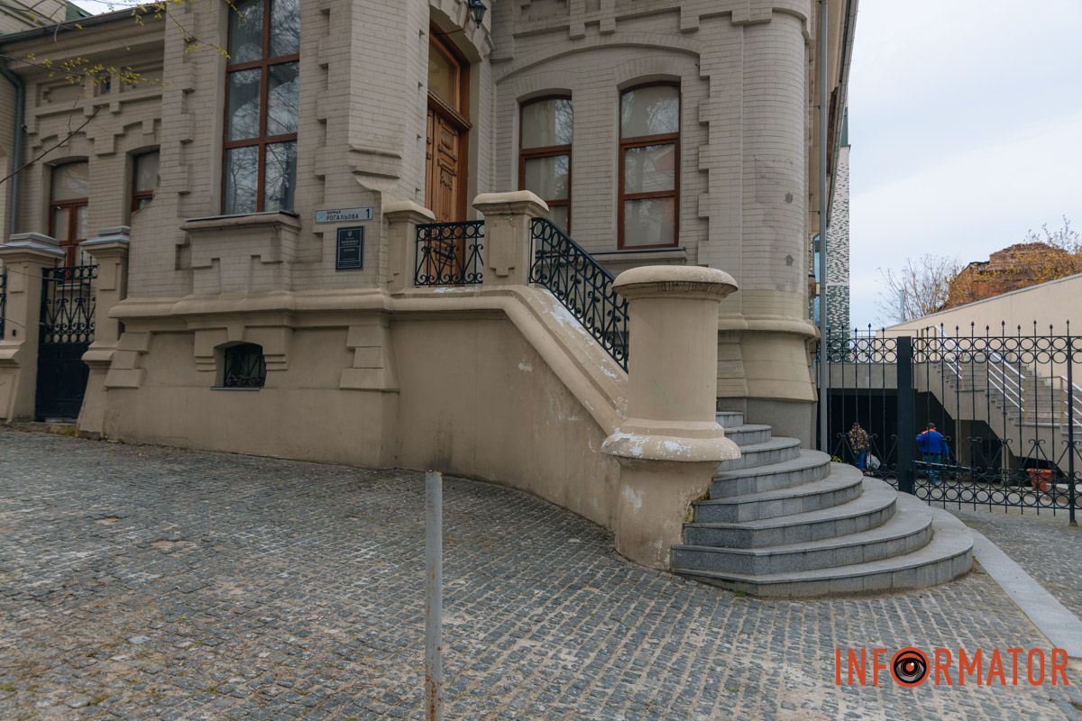 Демонтували барельєф 