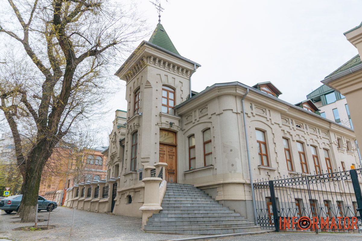 Сам барельєф ніколи не належав до пам’ятки архітектури