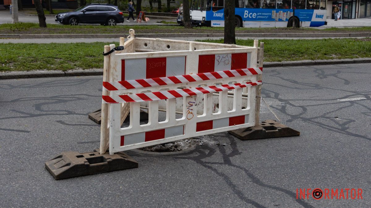 У Дніпрі на проспекті Поля кришка люка розлетілась під Porsche: що там відбувається зараз
