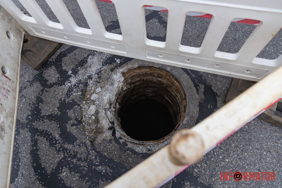 За даними з соцмереж, 24 квітня у Дніпрі на проспекті Поля автомобіль Porsche наїхав на кришку люка і та розлетілась