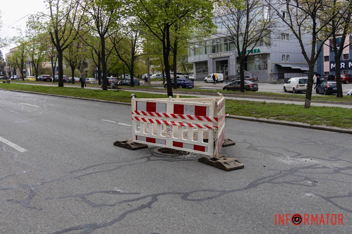 Станом на 16:03 люк вже огородили, але не накрили