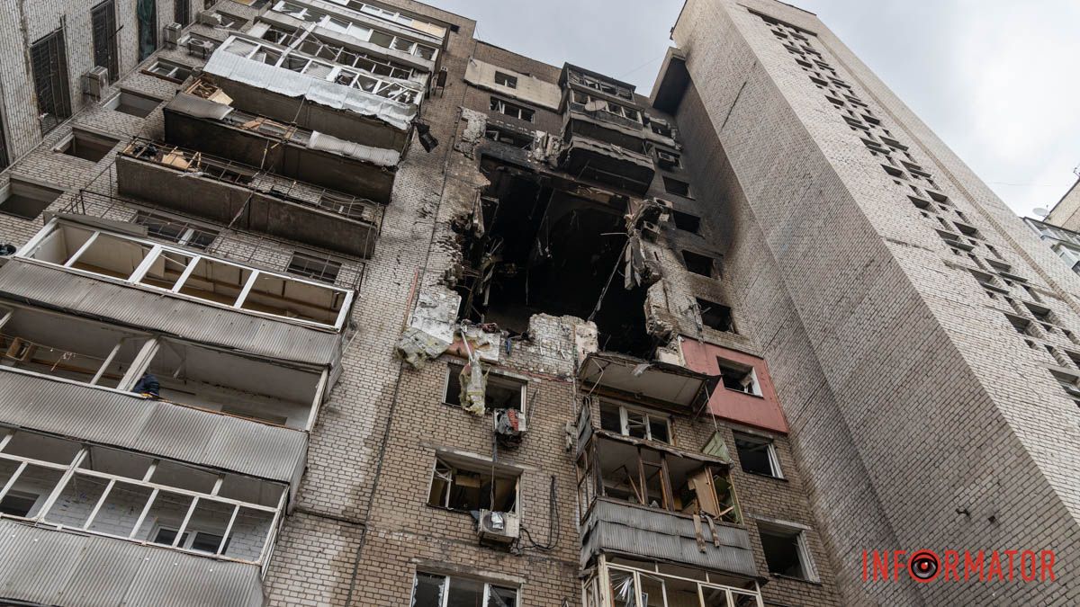 Комунальники, руйнування та квіти з чорною стрічкою: що відбувається у дворі будинку у Дніпрі, в який влучив ворожий безпілотник, на другий день після атаки