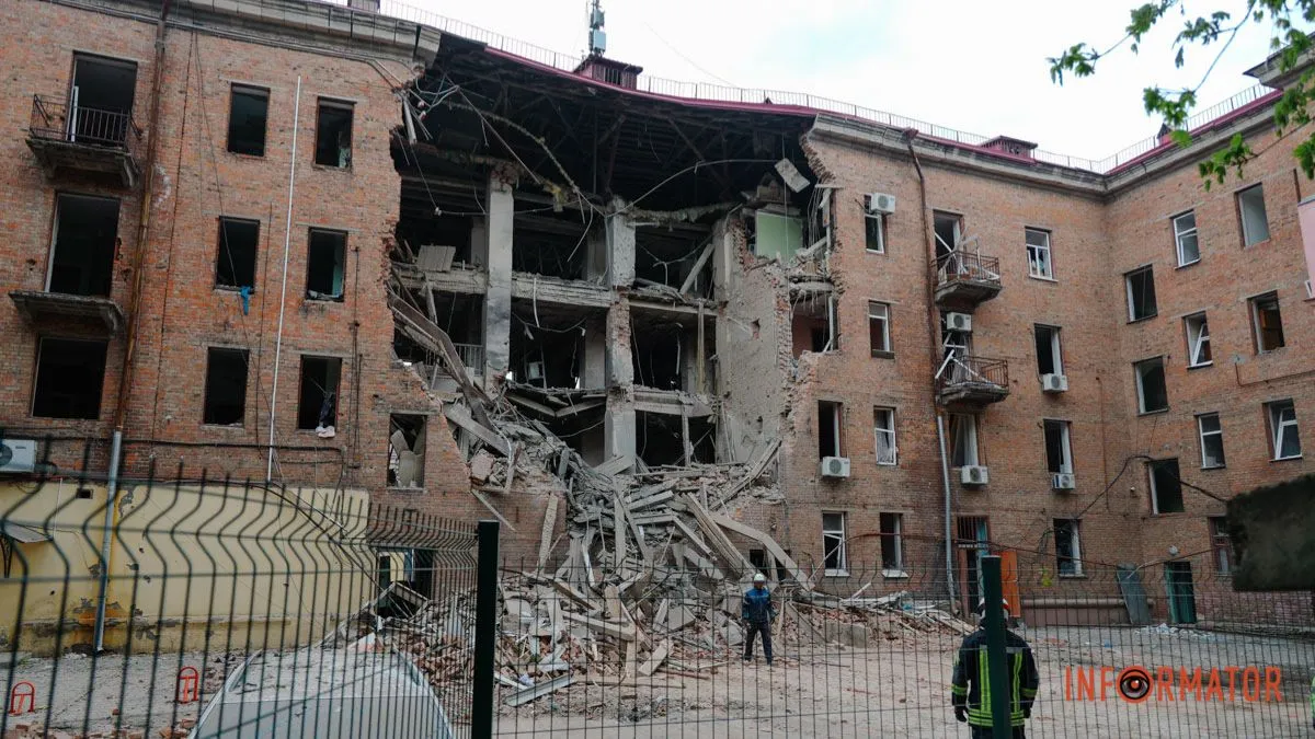 Величезна діра на три поверхи: після нічної атаки ворог знову вдарив по житловому кварталу у Дніпрі