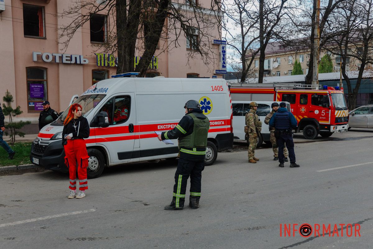 Люди серед уламків