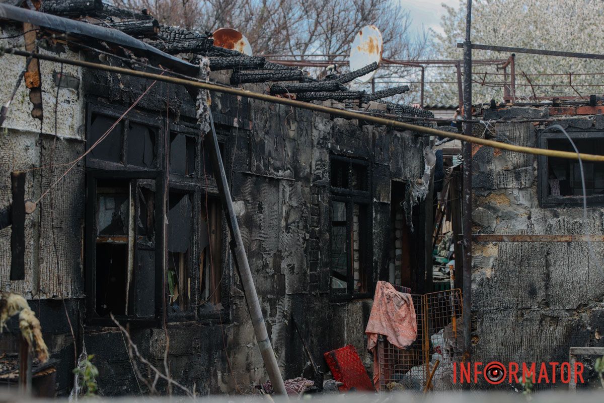 Згорілий будинок після атаки