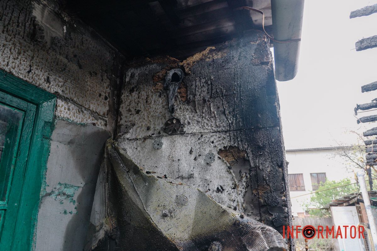 Обгорілі уламки будинку