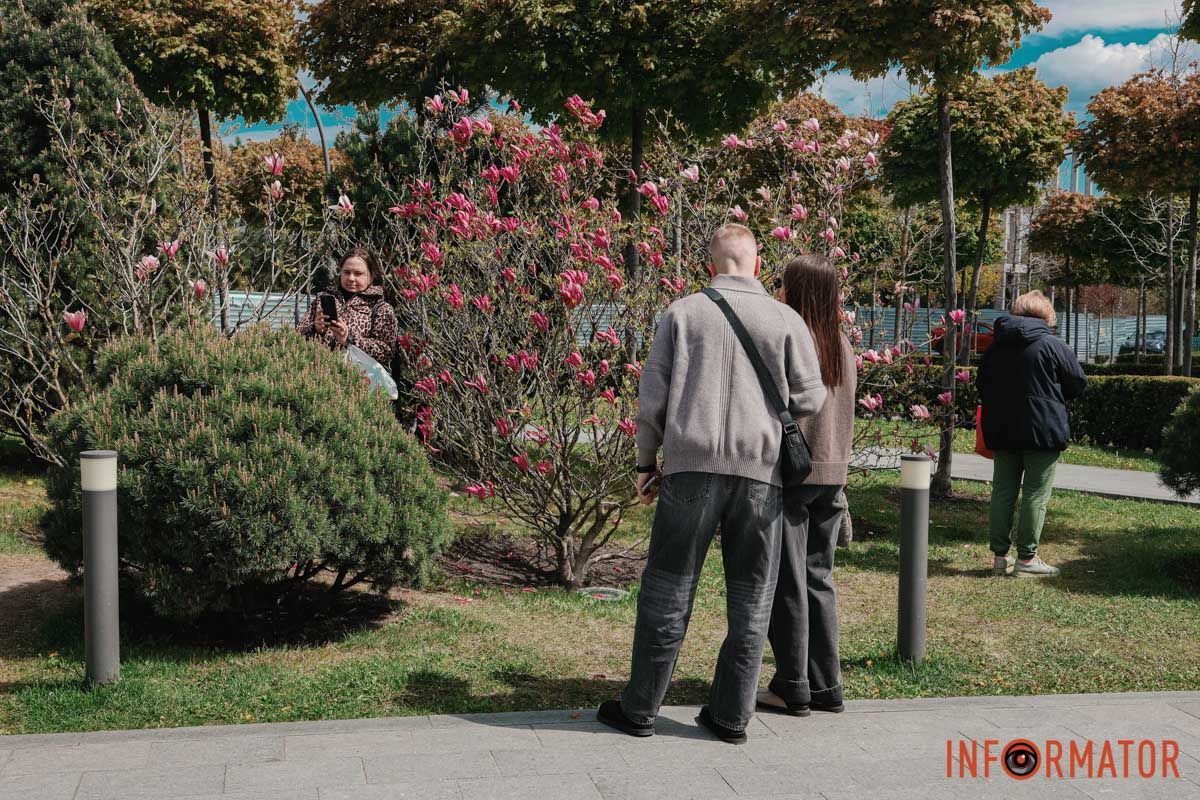 У Дніпрі у сквері Прибережному та на Перемозі розквітли ніжні сакури та магнолії 7