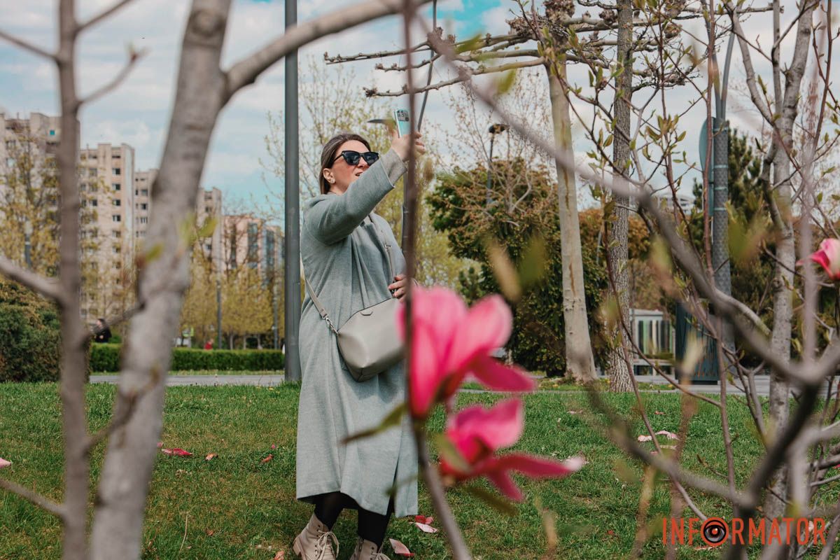 У Дніпрі у сквері Прибережному та на Перемозі розквітли ніжні сакури та магнолії 2