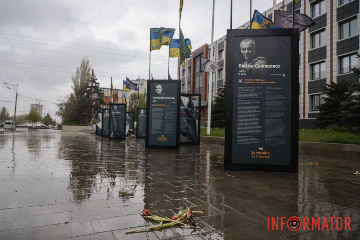 Ненастье свирепствует: в Днепре на Слобожанском проспекте ветер свалил информационные стенды погибшим героям 5