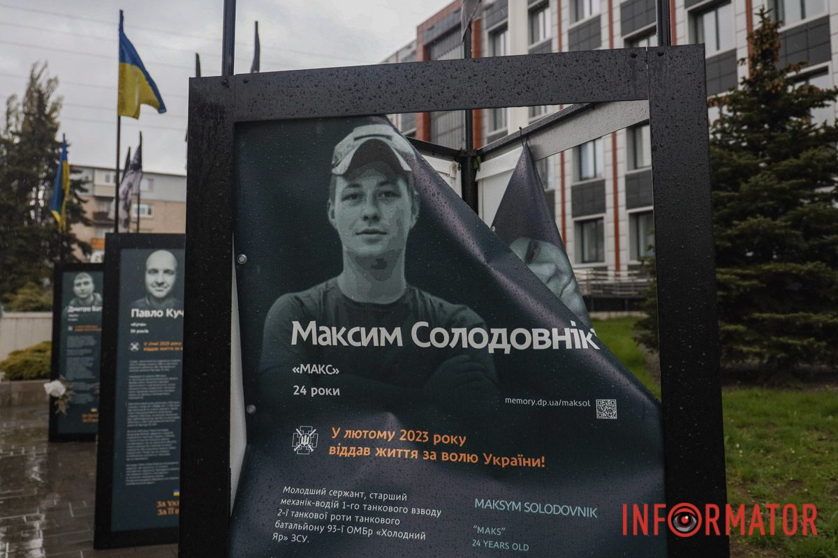 Ненастье свирепствует: в Днепре на Слобожанском проспекте ветер свалил информационные стенды погибшим героям 4