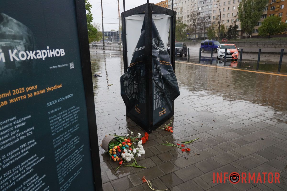 Ненастье свирепствует: в Днепре на Слобожанском проспекте ветер свалил информационные стенды погибшим героям 3