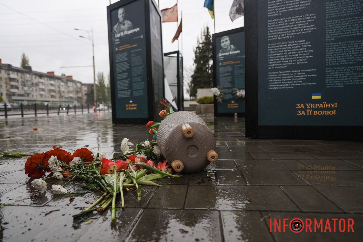 Ненастье свирепствует: в Днепре на Слобожанском проспекте ветер свалил информационные стенды погибшим героям 2