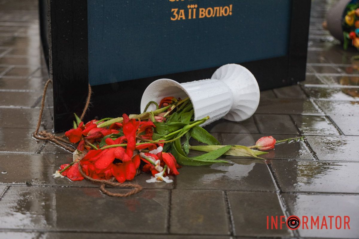 Ненастье свирепствует: в Днепре на Слобожанском проспекте ветер повалил информационные стенды погибшим героям 1