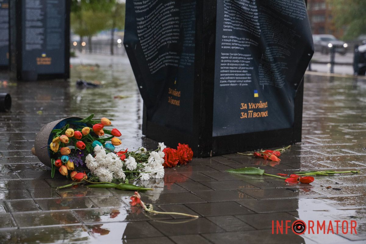 Ненастье свирепствует: в Днепре на Слобожанском проспекте ветер свалил информационные стенды погибшим героям 20