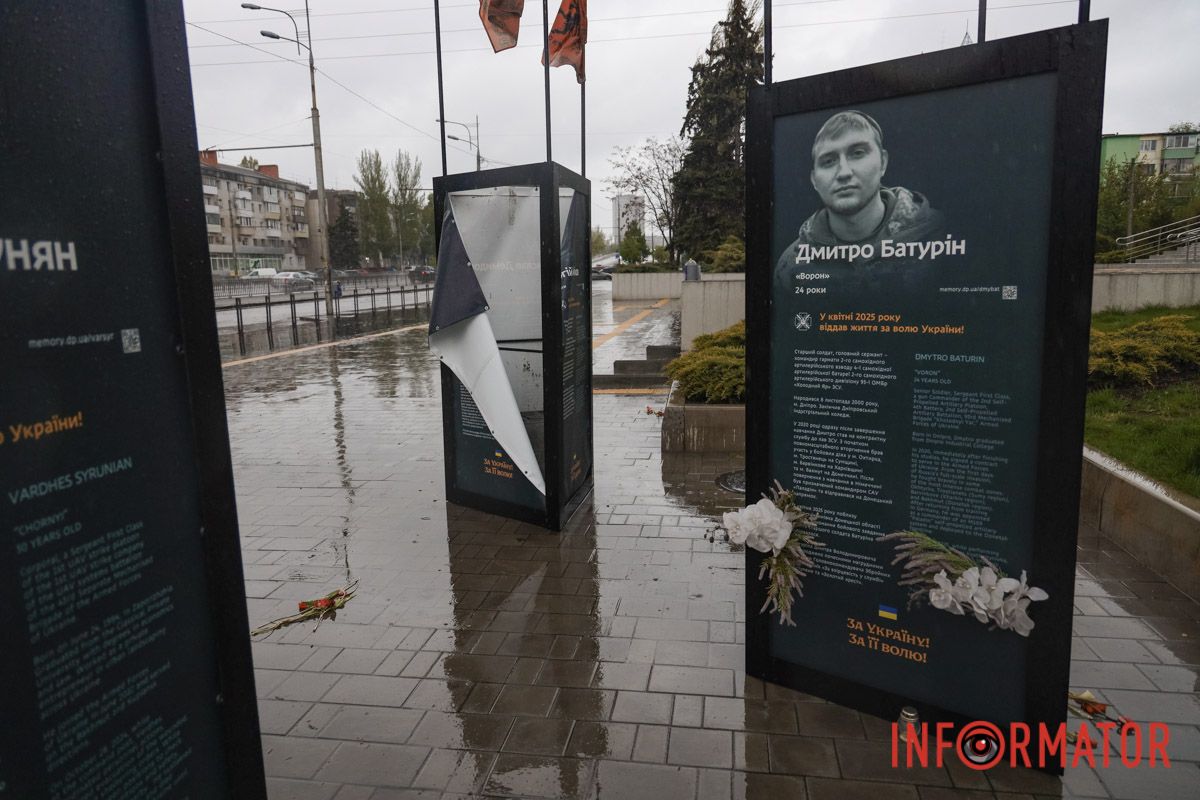 Ненастье свирепствует: в Днепре на Слобожанском проспекте ветер свалил информационные стенды погибшим героям 19