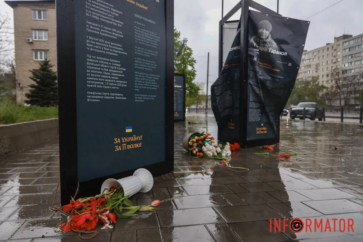 Ненастье свирепствует: в Днепре на Слобожанском проспекте ветер повалил информационные стенды погибшим героям 18