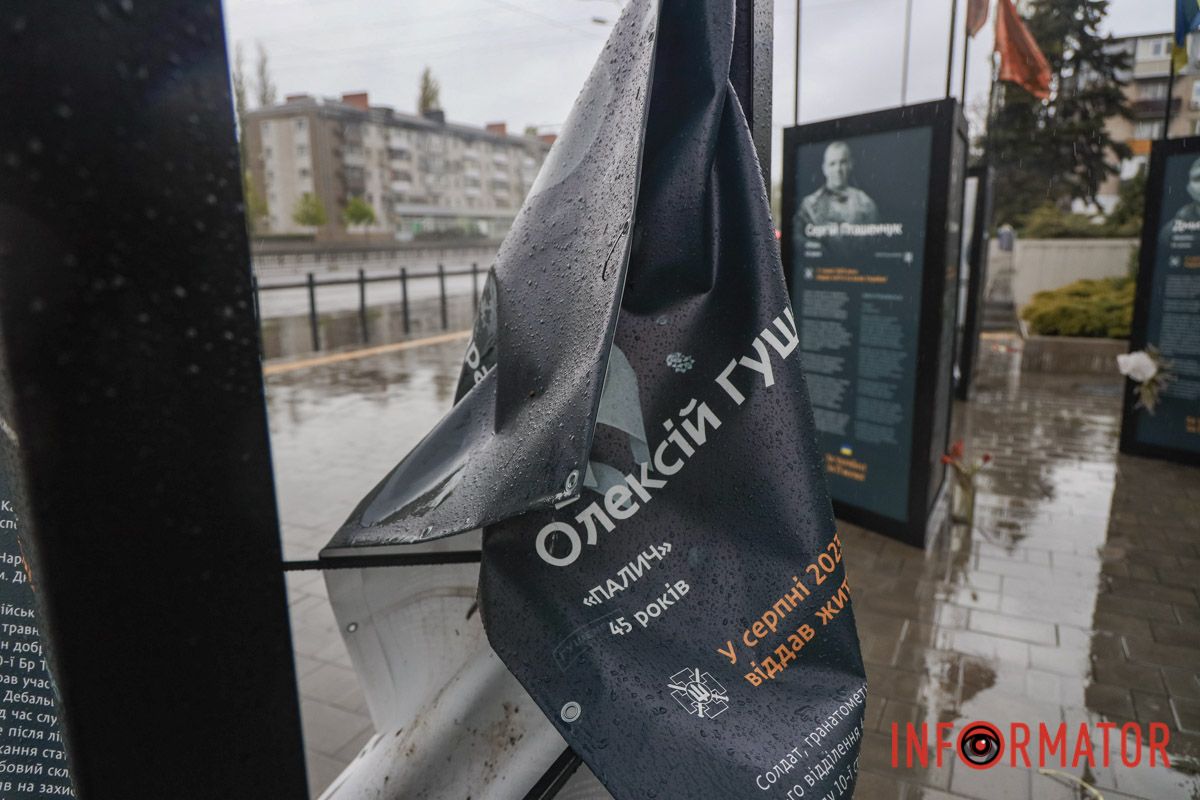 Ненастье свирепствует: в Днепре на Слобожанском проспекте ветер повалил информационные стенды погибшим героям 17