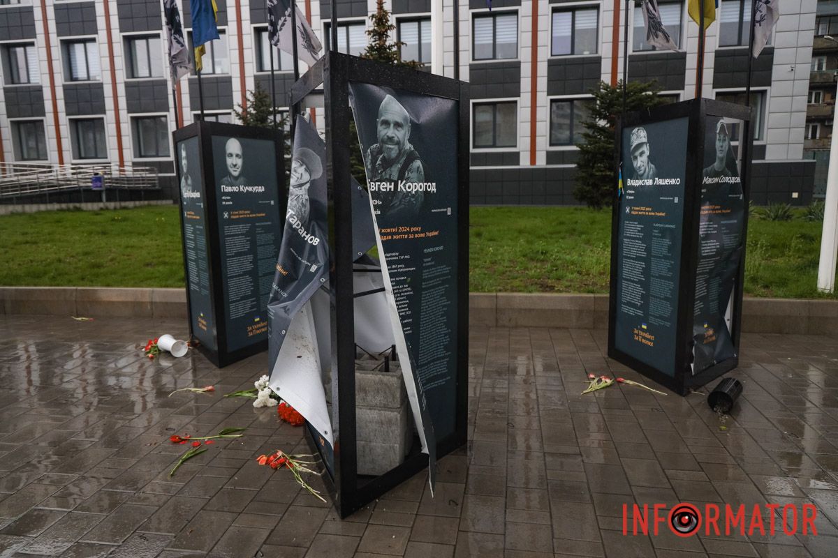 Ненастье свирепствует: в Днепре на Слобожанском проспекте ветер повалил информационные стенды погибшим героям 16